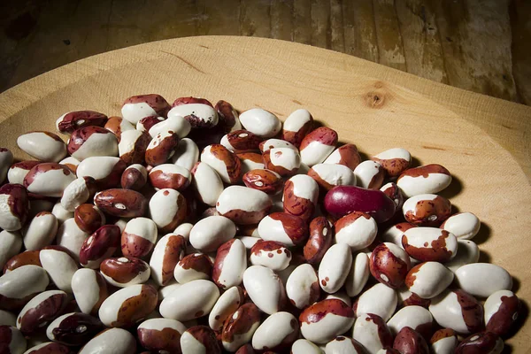 Fagioli in un piatto di legno — Foto Stock