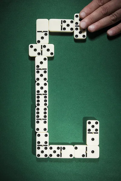 Geschäftsmann spielt mit Dominosteinen — Stockfoto