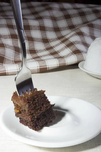 Pastel con un tenedor en el plato — Foto de Stock