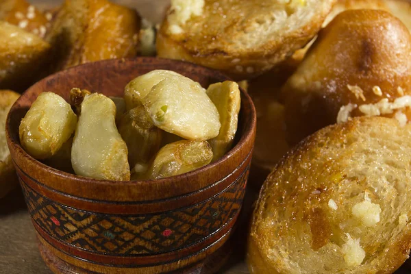 Gebakken knoflook in een houten kom — Stockfoto