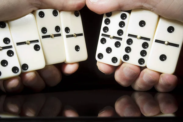 Domino botten in de handen — Stockfoto