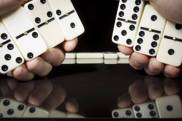 Domino Knochen in den Händen — Stockfoto