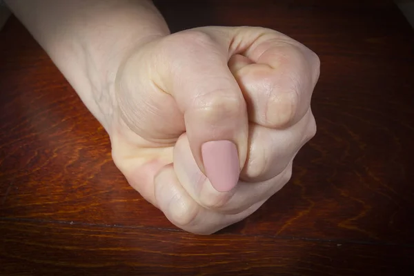 Hand knutna till en knytnäve — Stockfoto