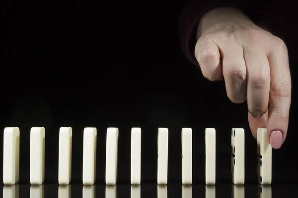 De hand stelt de dominostenen — Stockfoto