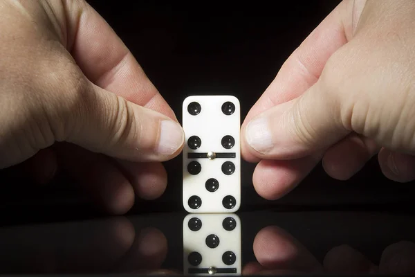 Die Hand setzt die Dominosteine — Stockfoto