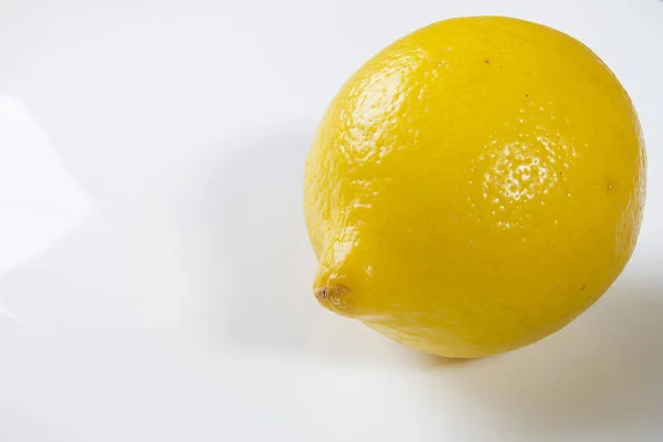 Citron på vit bakgrund — Stockfoto