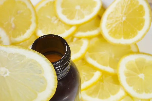 Шматочки лимона та пляшки ліків — стокове фото