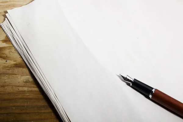 Fountain pen on a sheet of paper — Stock Photo, Image