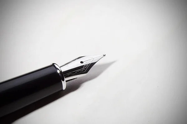 Fountain pen on a sheet of paper — Stock Photo, Image