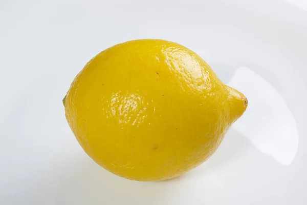 Citron på vit bakgrund — Stockfoto