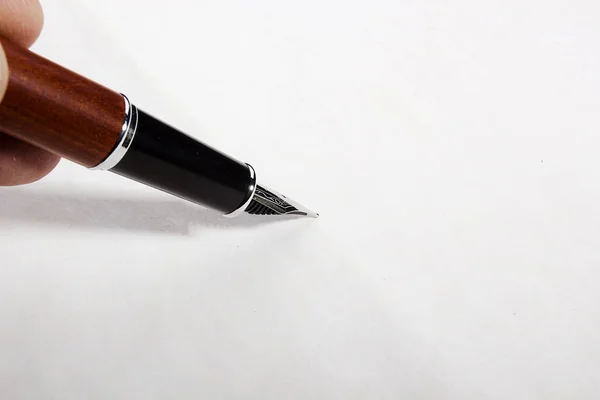 Перьевая ручка на листе бумаги — стоковое фото