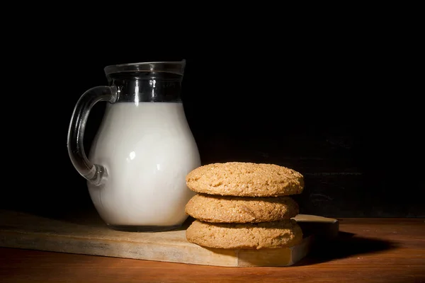 Milk and sweets — Stock Photo, Image