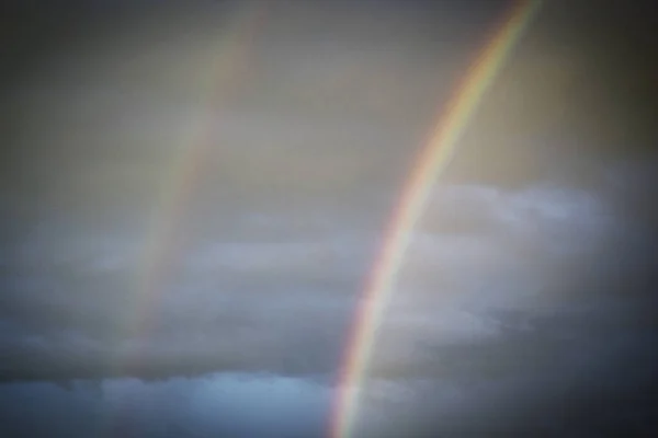 Arc-en-ciel pendant un orage — Photo