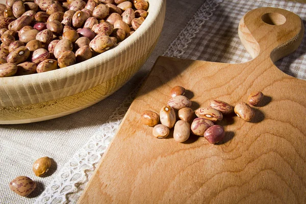Beans on a cutting board — Stock Photo, Image