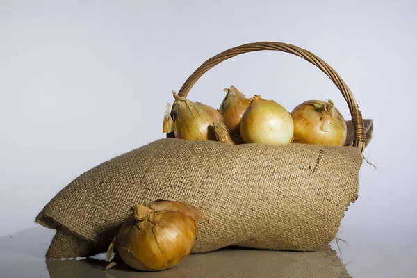 Onions in a basket — Stock Photo, Image