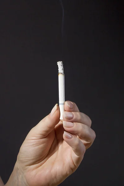 Рука с сигаретой — стоковое фото
