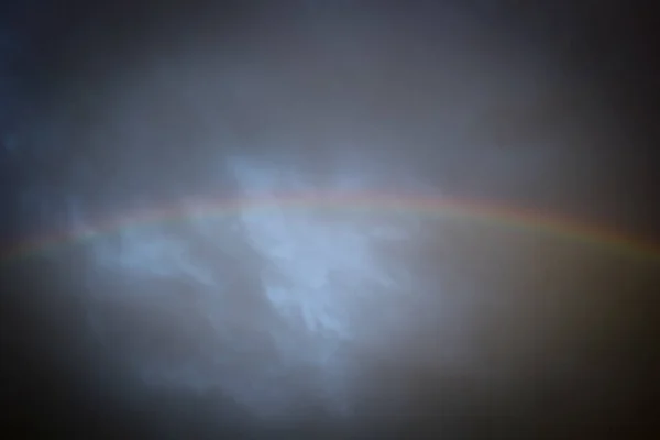 Arc-en-ciel pendant un orage — Photo