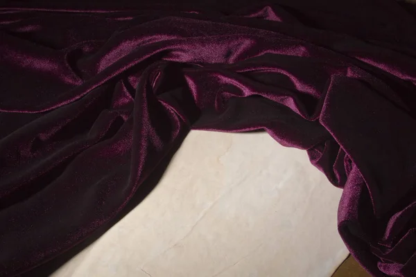 Фіолетова тканина і вінтажний папір — стокове фото