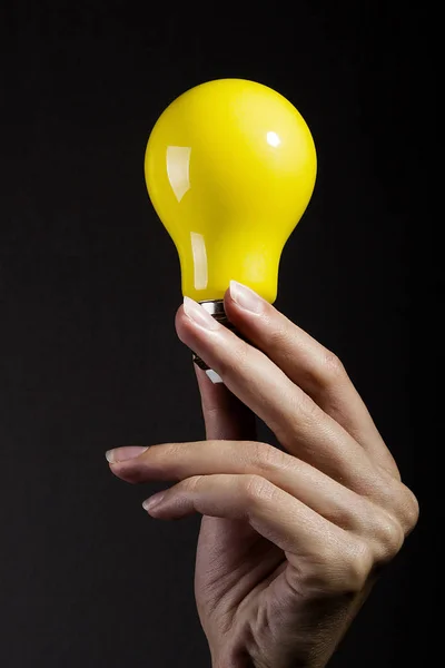 Mano con lampadina — Foto Stock