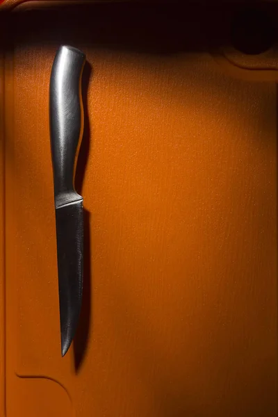 Kesme tahtası üzerinde bıçak — Stok fotoğraf