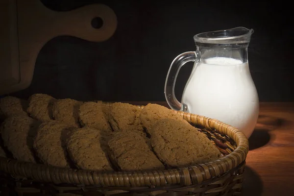 Молоко и сладости — стоковое фото