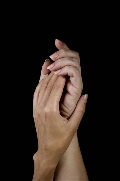 Duas mãos femininas entrelaçadas — Fotografia de Stock