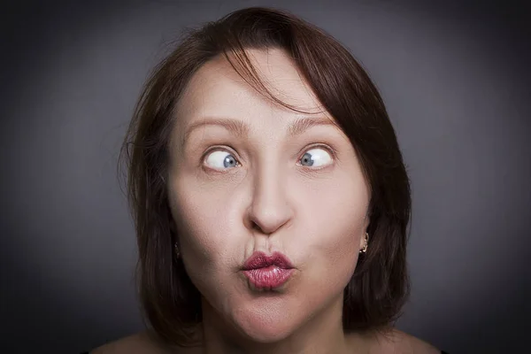 Mulher grimaces na frente da câmera — Fotografia de Stock