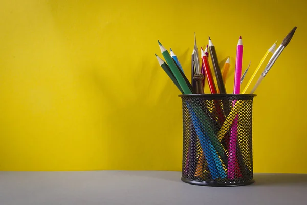 Lápis multicoloridos no suporte — Fotografia de Stock