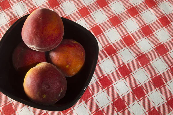 Peaches in ceramic ware — Stock Photo, Image