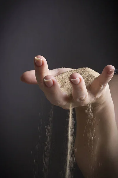 Sand durch die Finger — Stockfoto