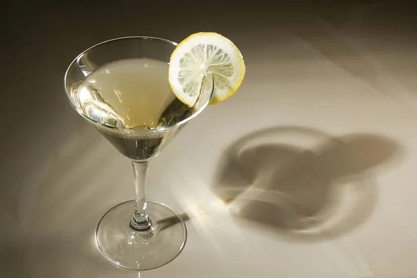 Daiquiri ve limon ile cam — Stok fotoğraf