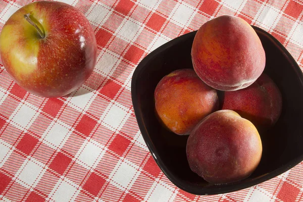 Персики в керамической посуде — стоковое фото