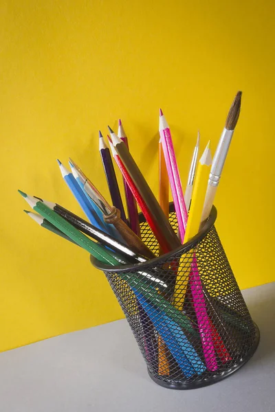 Veelkleurige potloden in de standaard — Stockfoto