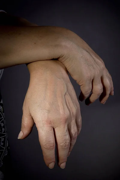 Složené ženské ruce — Stock fotografie