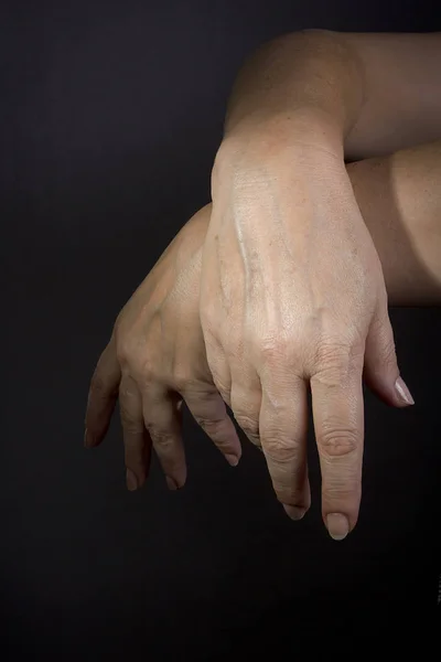 Διπλωμένα γυναικεία χέρια — Φωτογραφία Αρχείου