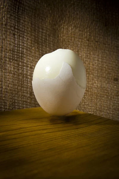 Βραστό αυγό στο τραπέζι — Φωτογραφία Αρχείου