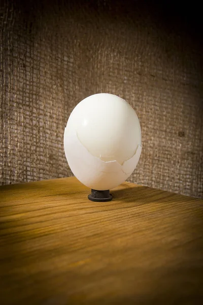 Варёное яйцо на столе — стоковое фото