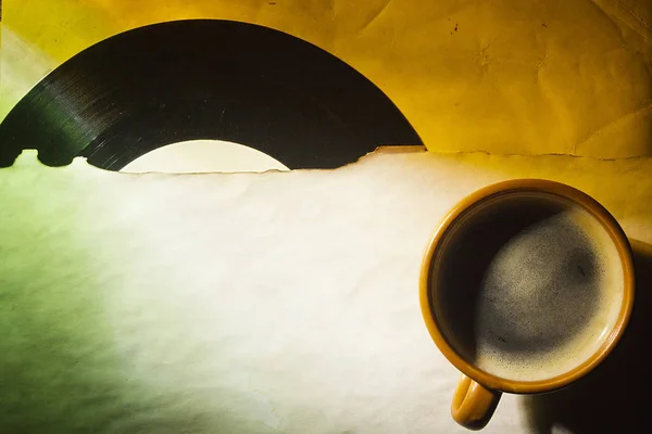 Виниловая пластинка и чашка кофе — стоковое фото