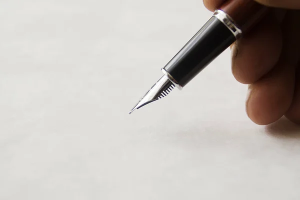 Primo piano della mano con penna stilografica — Foto Stock