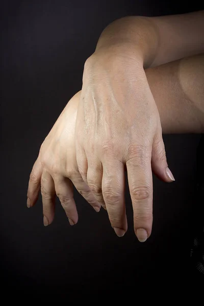 Manos femeninas plegadas — Foto de Stock