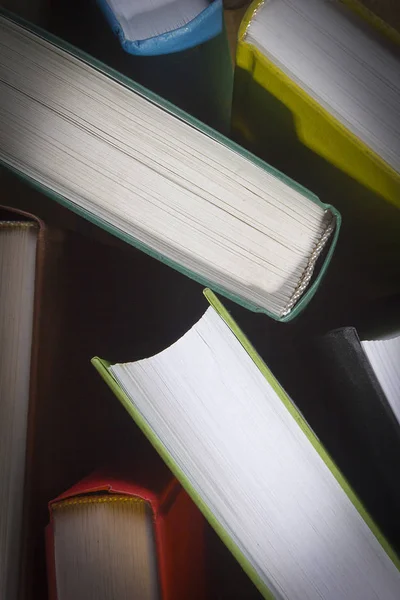 Hintergrund stehender Bücher — Stockfoto