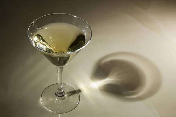 Martini vetro su un bancone del bar — Foto Stock
