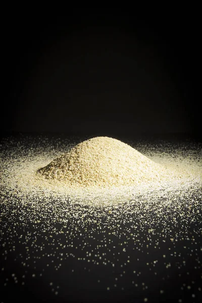 Sand auf schwarzer Oberfläche — Stockfoto