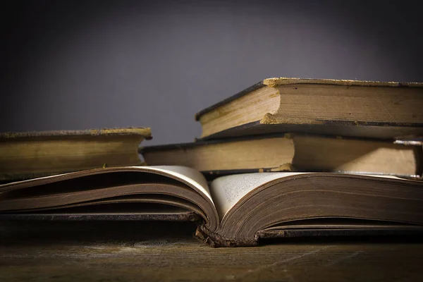 Offene Bücher auf dem Tisch — Stockfoto