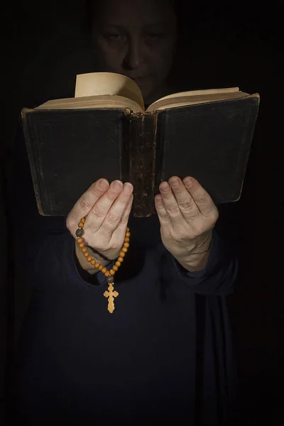 Mãos com uma bíblia e uma cruz — Fotografia de Stock