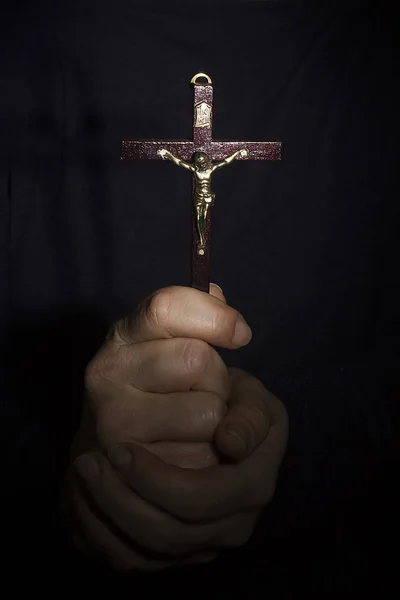 Mãos com uma cruz — Fotografia de Stock