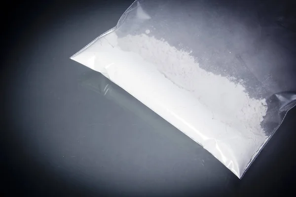 Кокаин в закрывающейся сумке — стоковое фото