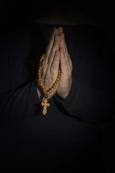 Руки с крестом — стоковое фото