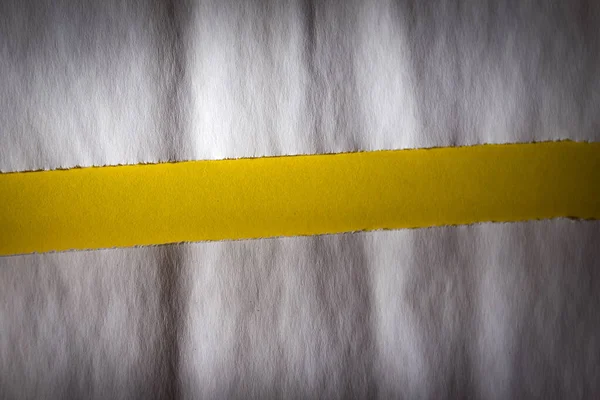Aufgerissenes Papier mit gerissenen Kanten — Stockfoto