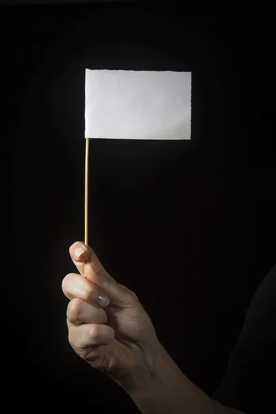 Main avec un drapeau blanc — Photo